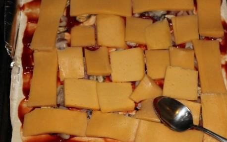 1. Этап. Пицца с морепродуктами: 4. Сверху натереть или мелко нарезать сыр.