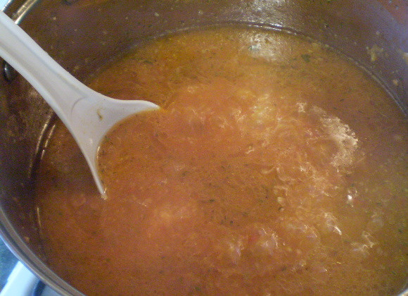 1. Этап. Вареная аджика на зиму: Добавьте их в аджику и проварите еще 10 минут.