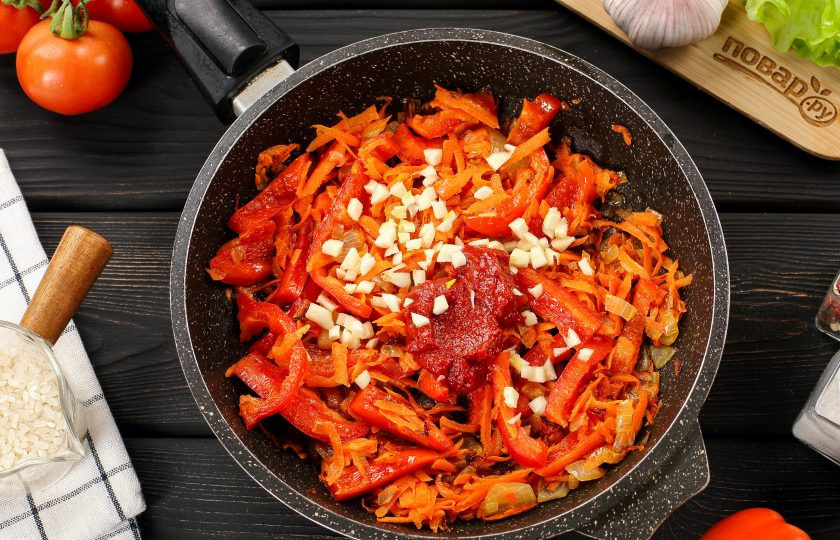 1. Этап. Ленивые голубцы с болгарским перцем: Когда овощи станут мягкие, добавьте томатную пасту и измельчённый чеснок. Готовьте ещё пару минут.