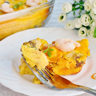 Запеканка из белой рыбы с креветками в томатном соусе