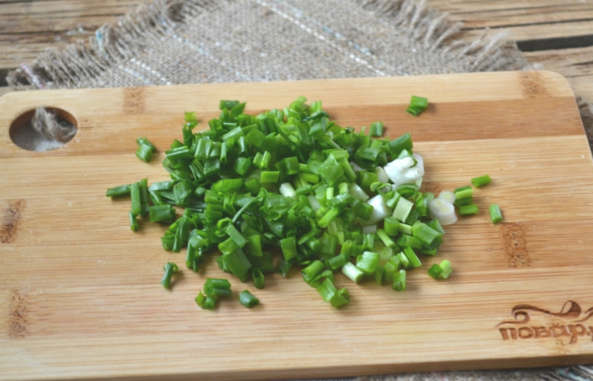 1. Этап. Пирожки с луком на кефире: Лук промойте и мелко порубите.