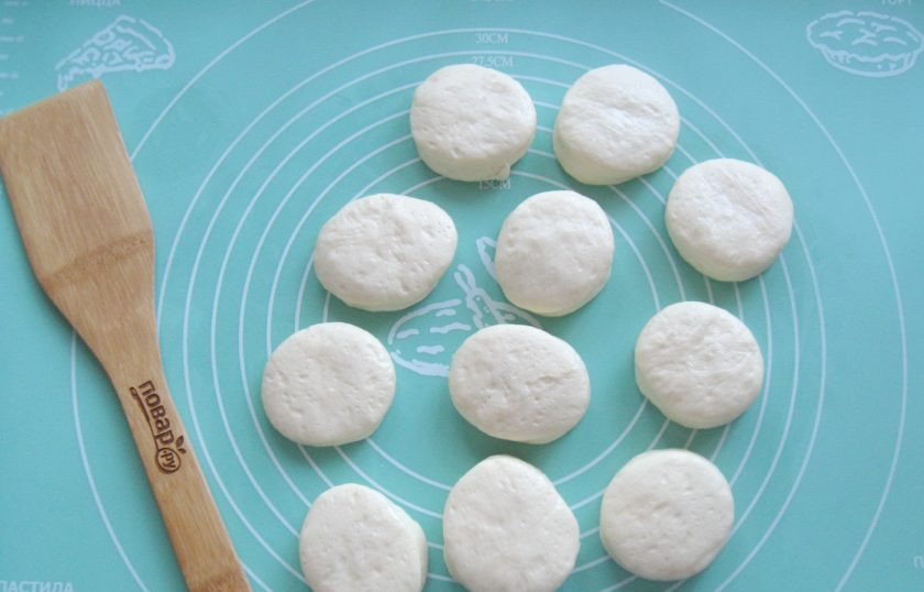 1. Этап. Пончики Бомболони: Через время кружки значительно увеличатся в размере и будут готовы к жарке.