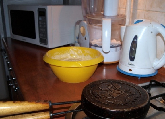 1. Этап. Печенье Грибочки в формочке: Форму разогрейте на огне.