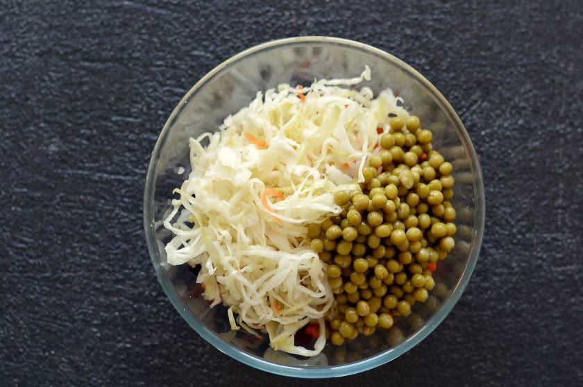 1. Этап. Винегрет с авокадо: Добавьте квашеную капусту и зеленый горошек.