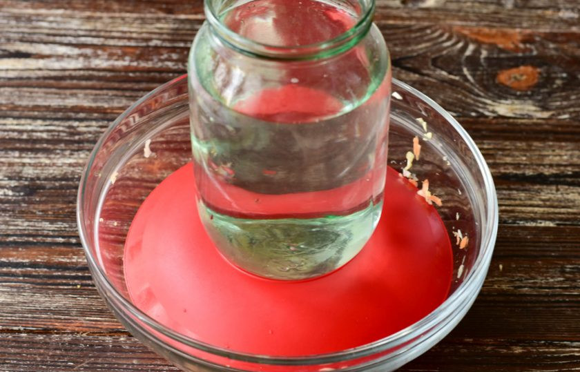 1. Этап. Капуста без сахара на зиму: Накройте капусту тарелкой, сверху поставьте груз. Оставьте капусту на сутки при комнатной температуре. После отправьте ее в холодильник еще на 3 суток. После этого времени переложите капусту в стеклянную банку. Хранится такая капуста 8 месяцев.