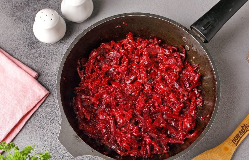 1. Этап. Борщ со свеклой без уксуса: Всё хорошо перемешайте и тушите 2-3 минуты.