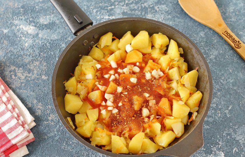 1. Этап. Картофель с редькой: Затем добавьте томатный соус, измельченный чеснок, сахар, соль и специи по вкусу.