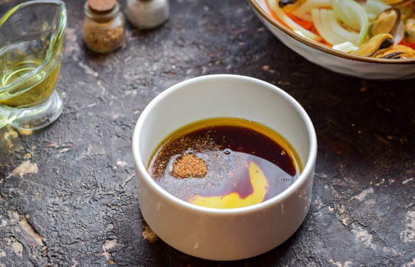 1. Этап. Мидии по-корейски: Прогрейте хорошо масло, добавьте сок лимона, соевый соус, соль, перец и специи.