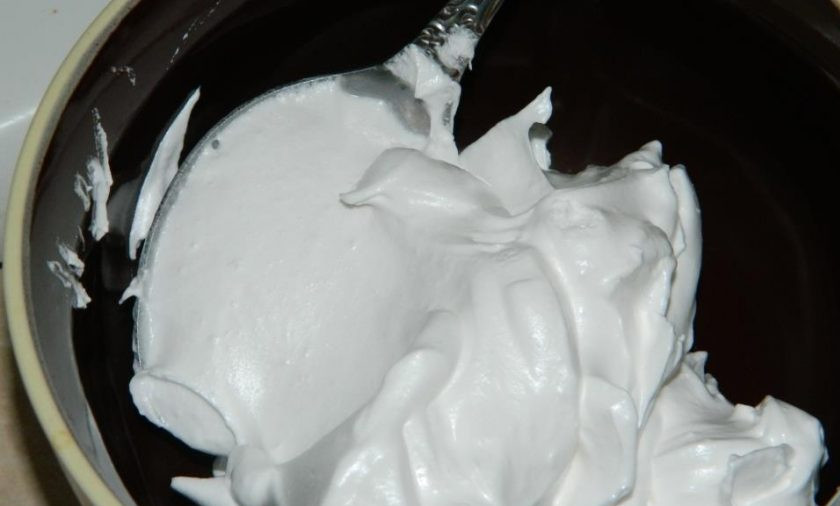 1. Этап. Свадебный торт: Не переставая взбивать, вливайте сироп в белки тонкой струйкой. Взбивайте крем несколько минут, чтобы он остывал и становился гуще. Он должен стать вот такой консистенции, чтобы отлично держалась форма. Если чашу перевернуть, то крем останется в ней.
