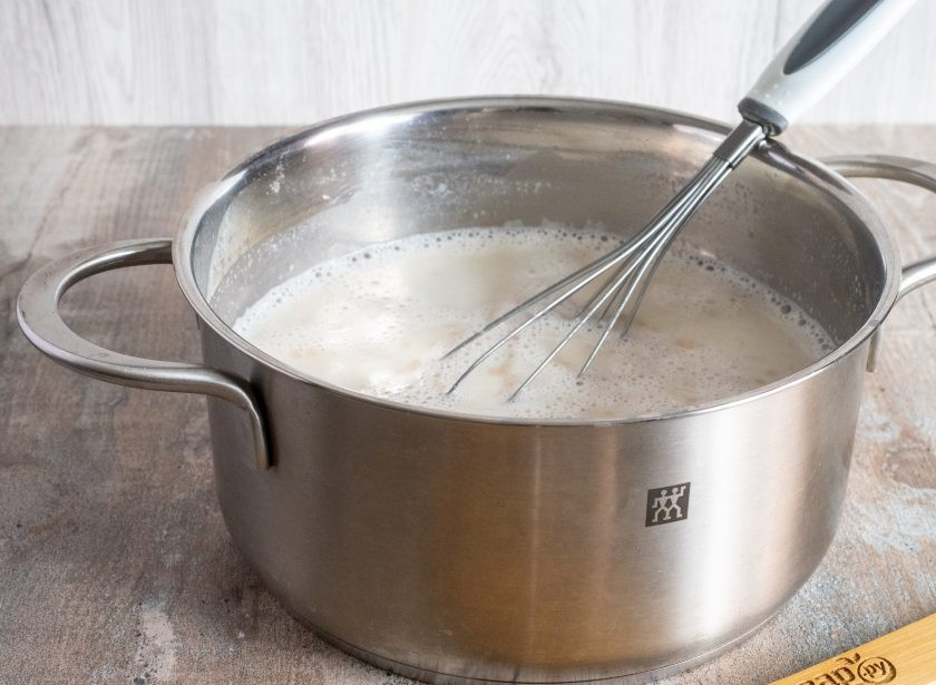 1. Этап. Кулич который не черствеет: Начните с приготовления опары. В слегка теплое молоко раскрошите дрожжи, добавьте 15 ст.л. сахара (от общей массы), 3 ст.л. муки, перемешайте венчиком и уберите в теплое место примерно на час.