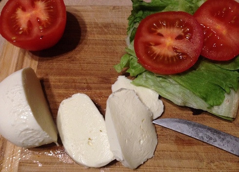 1. Этап. ПП-бутерброды на перекус: Хлеб обжарим в тостере. Листья салата вымоем и обсушим. выкладываем на ломтик хлеба пару листиков салата (у меня 