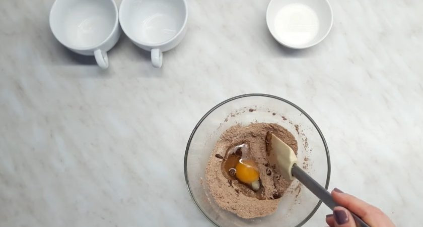 1. Этап. Шоколадный кекс за 3 минуты в микроволновке: 2. Далее добавьте жидкие ингредиенты: растительное масло, яйцо, молоко. Хорошо перемешайте до однородной консистенции.