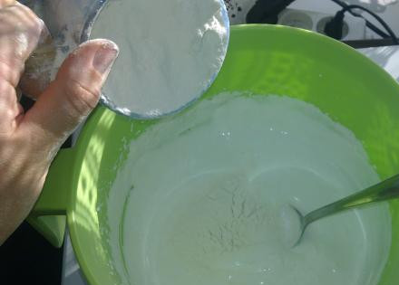 1. Этап. Бисквит диетический: Постепенно вмешиваем муку.