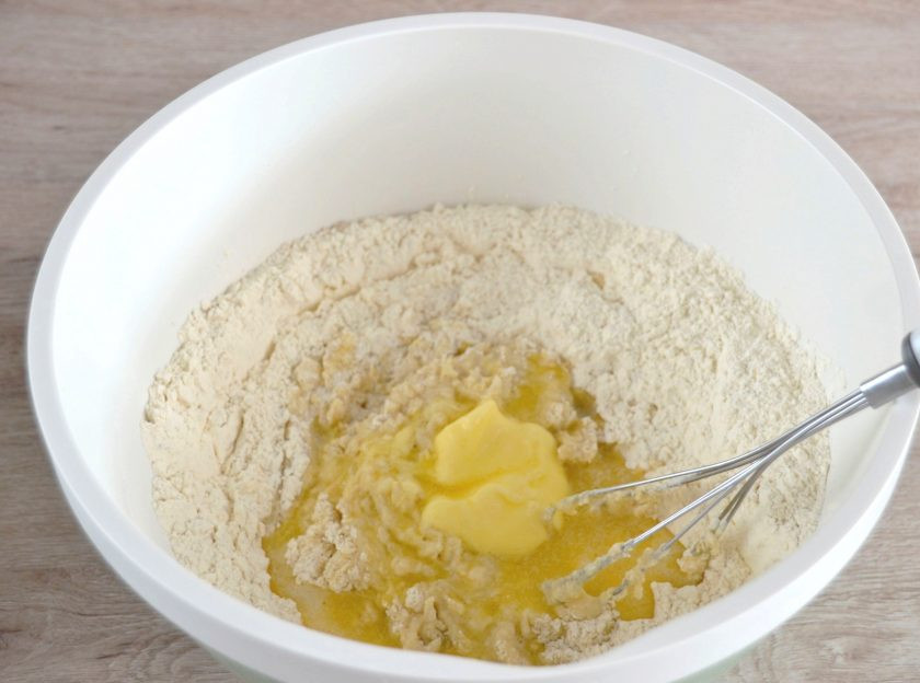 1. Этап. Финские булочки с корицей и кардамоном: Добавьте растопленное сливочное масло.