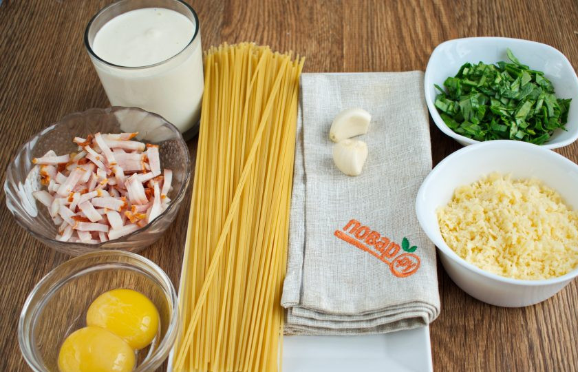 1. Этап. Сливочная Карбонара: Подготовьте необходимые ингредиенты. Бекон нарежьте тонкими брусочками. Чеснок очистите. Базилик вымойте, обсушите, нарежьте тонкими полосками.