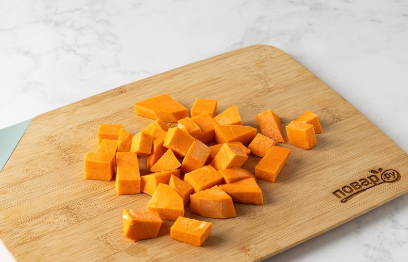 1. Этап. Каша с бататом: Батат очистите от кожуры, нарежьте кубиками.