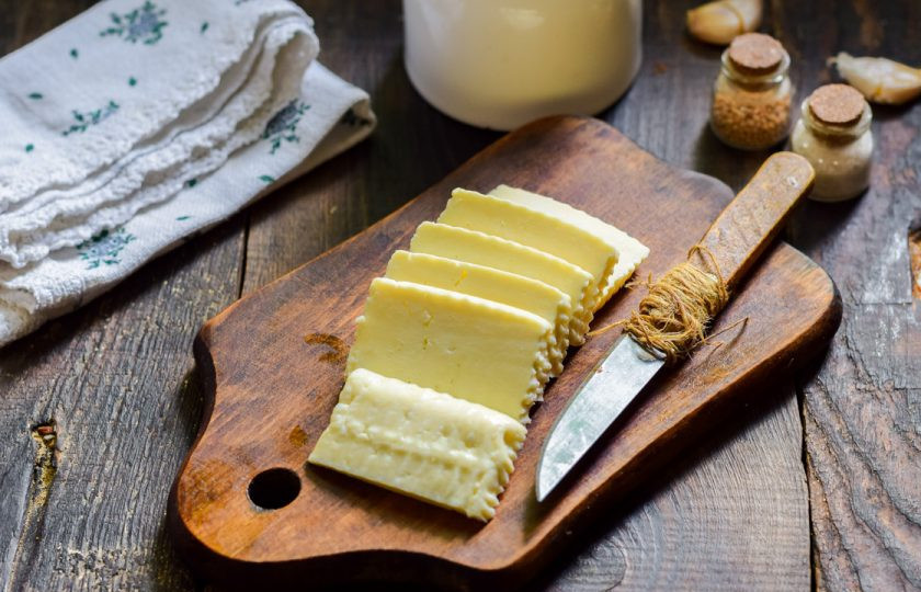 1. Этап. Салат с жареным адыгейским сыром: Адыгейский сыр нарежьте средними пластинами.