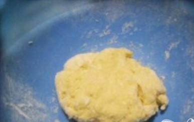 1. Этап. Чак-чак: 2. Замесить тесто: смешиваем муку с яйцами, солью и водкой.