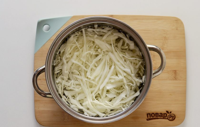 1. Этап. Овощной суп без мяса с капустой: Капусту тонко нашинкуйте. Залейте водой и поставьте на средний огонь. Варите 10 минут после закипания.