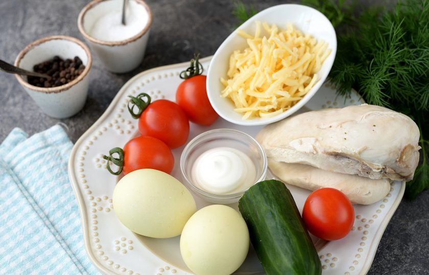 1. Этап. Салат Нежный с курицей: Подготовьте все необходимые ингредиенты для приготовления салата. Куриное филе и яйца предварительно отварите. Яйца варите не дольше 10 минут, филе около 20 минут в слегка подсоленной воде, остудите. Овощи и укроп помойте и обсушите.