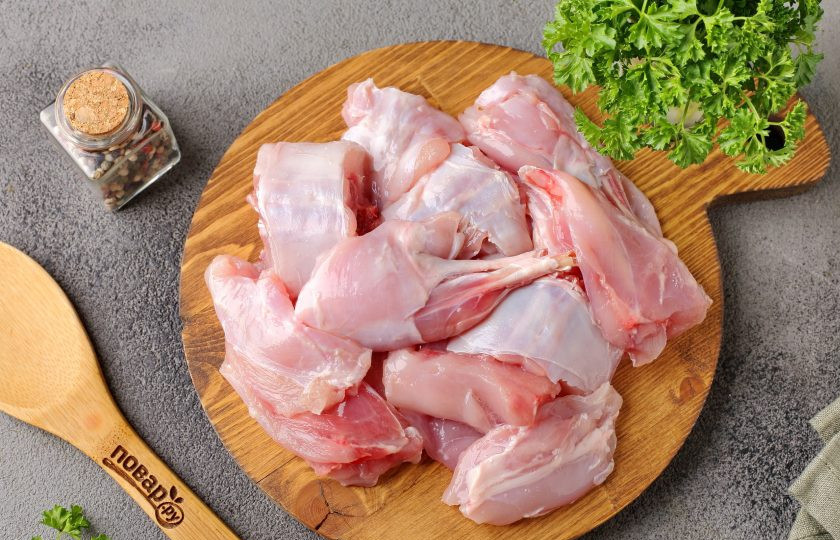 1. Этап. Лагман из кролика: Тушку кролика промойте, обсушите и нарежьте порционными кусочками.