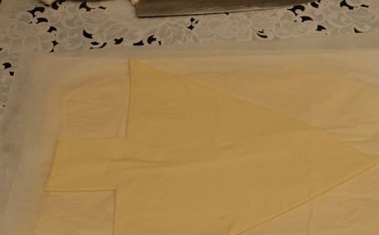 1. Этап. Пирог Елочка: 2. Каждый аккуратно раскатайте, вырежьте по шаблону елочку. Чтобы сделать одинаковые елочки, перекладывайте пласты теста пергаментом.