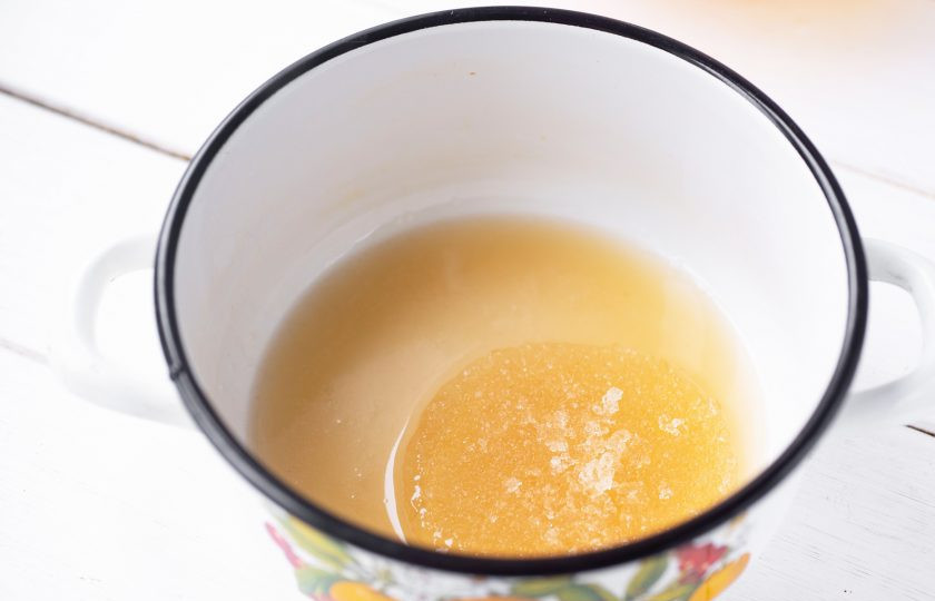 1. Этап. Мармелад из тыквы с желатином в домашних условиях: Параллельно выложите в кастрюльку или сотейник набухший желатин и, помешивая, растопите на минимальном огне, не доводя до кипения.