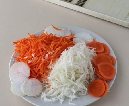 1. Stage. Radish Salad with Carrots: Grate the carrots and radishes on a grater for carrots in Korean.