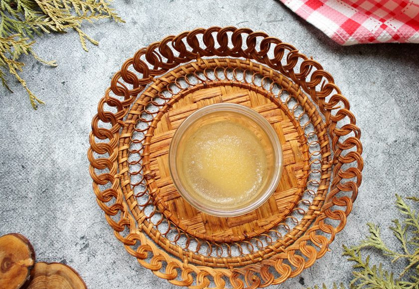 1. Этап. Глянцевая шоколадная глазурь для торта: В 30 мл. холодной, кипяченой воды замочите желатин на 30 минут или согласно инструкции на упаковке.