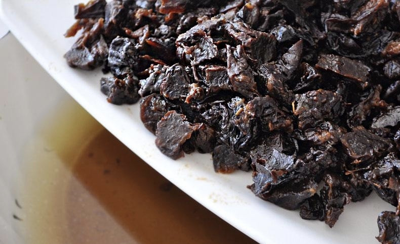 1. Этап. Творожный торт с черносливом: Чернослив нарежьте небольшого размера кусочками (как вам больше нравится).