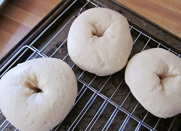 1. Этап. Вкусные бублики: 14. Переложите бублики сперва на решетку, чтобы стекла вся вода.