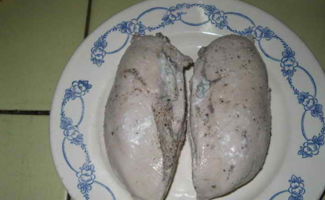 1. Этап. Вареная куриная грудка: Достаем куриные грудки из кастрюлю и охлаждаем.