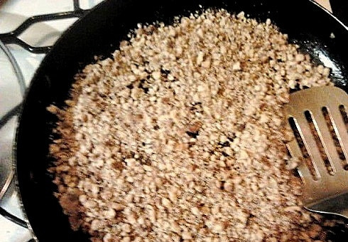 1. Этап. Харчо по-грузински: На сухой сковороде обжариваем орехи, отправляем их в суп.