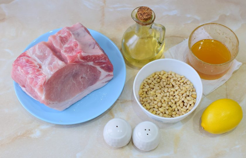 1. Этап. Свинина с кедровыми орешками: Для приготовления свинины с кедровыми орешками подготовьте необходимые ингредиенты.