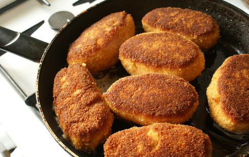 1. Этап. Зразы с ветчиной и сыром: В сковороде разогреваем растительное масло и обжариваем на нем зразы со всех сторон до хрустящей корочки. Подаем к столу с любым гарниром.