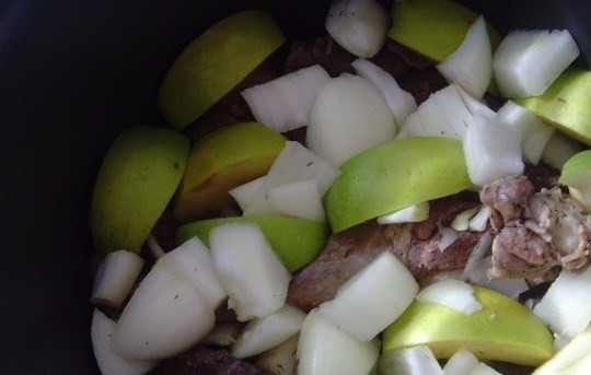 1. Этап. Гусь в мультиварке кусочками: Когда гусь у нас уже обжарится, выкладываем на него кусочки яблок и лука. Закрываем крышку мультиварки, выставляем режим 