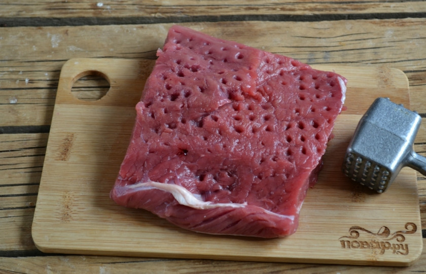 1. Этап. Бифштекс из говядины на сковородке: Слегка отбейте каждый кусок с обеих сторон.