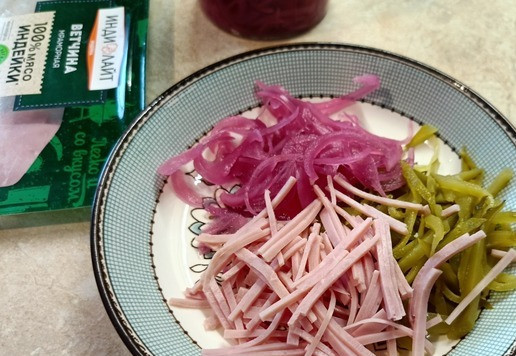 1. Этап. Салат Старый Мюнхен: Ветчину Индилайт нарезать соломкой.