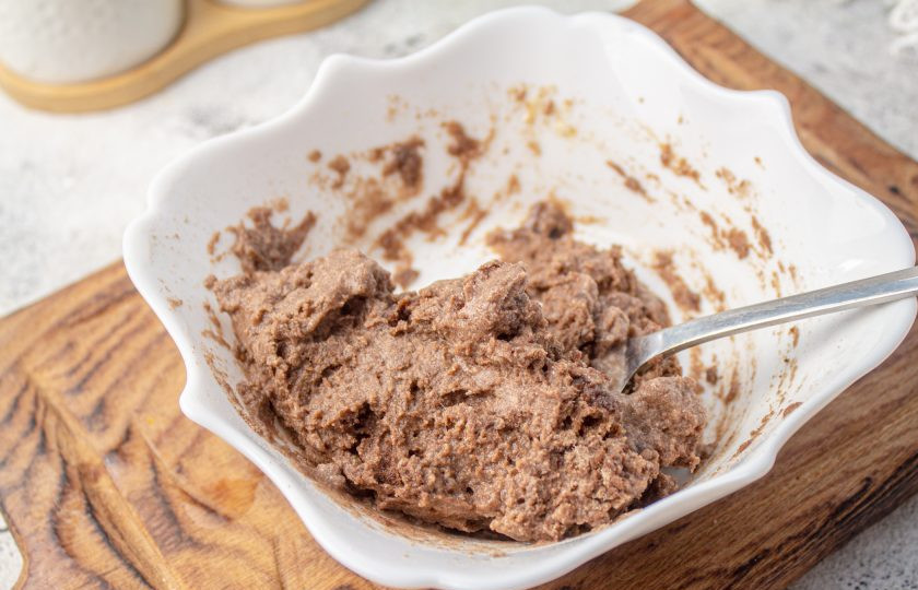 1. Этап. Льняная лепёшка без пшеничной муки в микроволновке: Перемешайте тщательно тесто. Оно получается мягким и слегка липким.