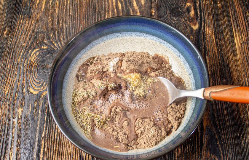 1. Этап. Льняные лепешки: Влейте кипяток и быстро перемешайте тесто ложкой. Дайте ему остыть пару минут.