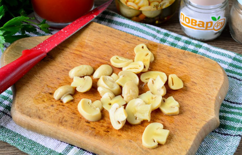 1. Этап. Рис с маринованными грибами: Маринованные шампиньоны нарежьте пластинками.