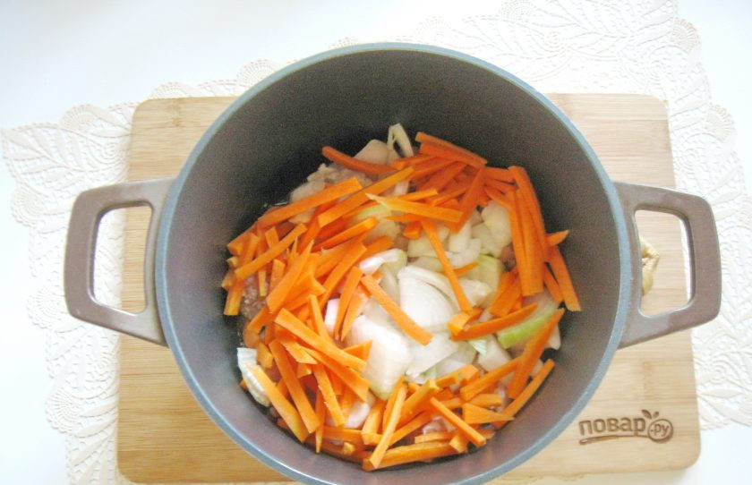 1. Этап. Шилаплави: Лук и морковь очистите, помойте и нарежьте. Выложите в кастрюлю с курицей.