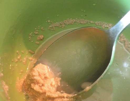 1. Этап. Квас из меда: Медовой жидкостью залейте дрожжи.