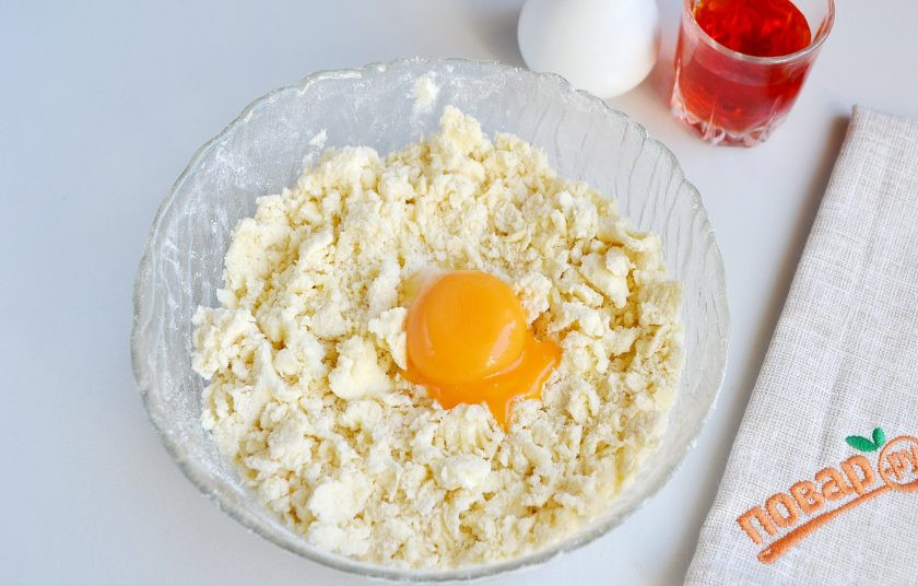 1. Этап. Рожки с кремом: 3. Добавьте желток.