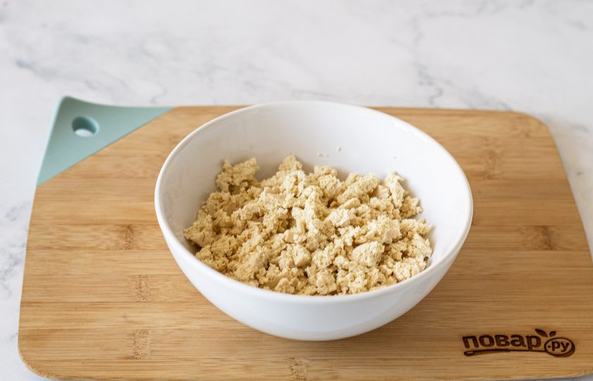 1. Этап. Веганский творог: Тофу промокните бумажными полотенцами, чтобы убрать лишнюю влагу. Затем руками разделите его на мелкие кусочки.