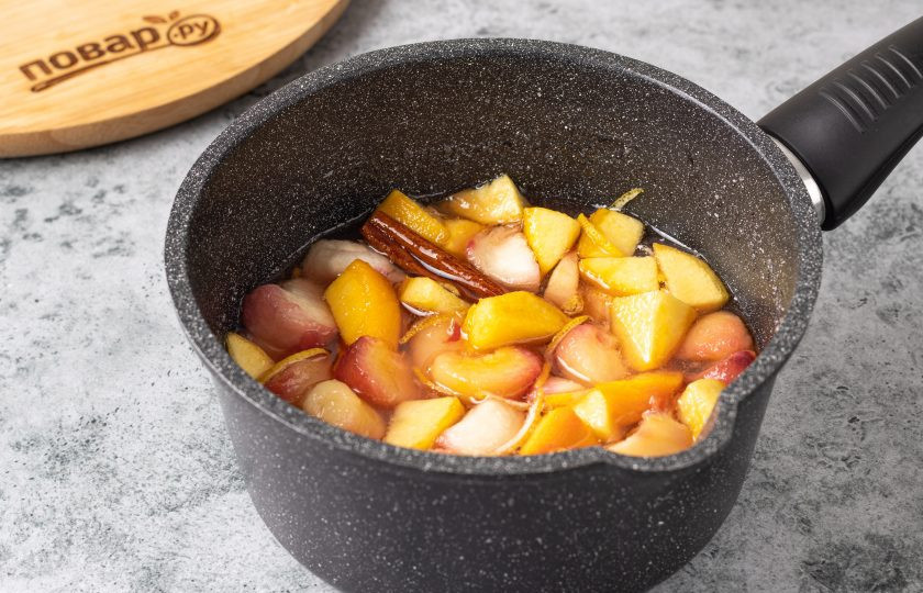 1. Этап. Варенье из инжирных персиков: Переложите персики в сотейник. Доведите на медленном огне до кипения и варите около часа. Пенку снимайте ложкой.