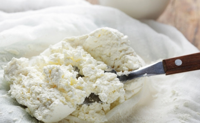 1. Этап. Творожно-черничный крем: 2. Перетираем творог через сито или марлю. Я обычно беру домашний творог - он зернистее и крупнее или иногда делаю сама.