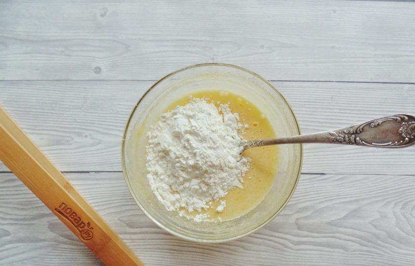 1. Этап. Медовый торт с вишней: Затем добавьте крахмал и 3 столовые ложки молока. Хорошо перемешайте эту смесь. Комочков не должно быть.