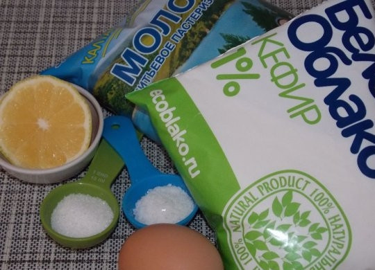 1. Этап. Готовим сыр Филадельфия в домашних условиях: 1. Никогда бы не подумала, что этот сыр готовится в домашних условиях так просто. Для этого нам понадобится молоко, кефир, яйцо, лимон, соль и сахар.