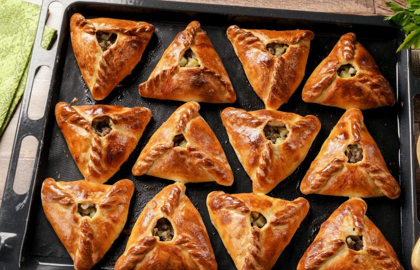 1. Этап. Эчпочмак без дрожжей: Выпекайте в духовке при температуре 180 градусов 40 минут. Не пересушите. Если у вас мясо суховатое, то минут через 30, когда эчпочмаки приобретут золотисто-румяный цвет, нужно их достать и в отверстие «пирамидок» влить ещё по 1–2 ч. л. растопленного масла или насыщенного мясного бульона. Далее пирожки выпекайте до готовности.